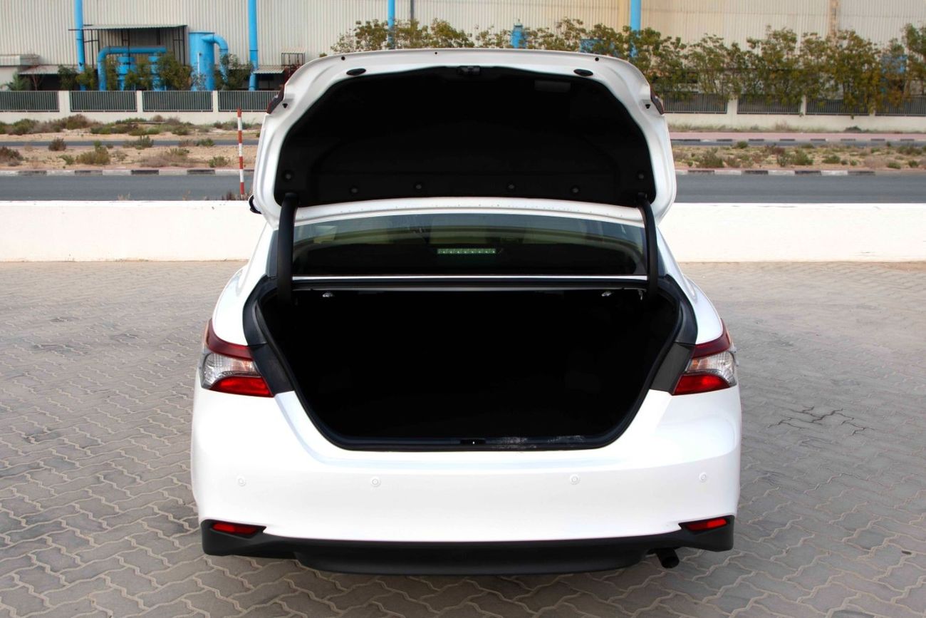 Toyota Camry 2024 Toyota Camry 2.5 LE - Super White inside Beige