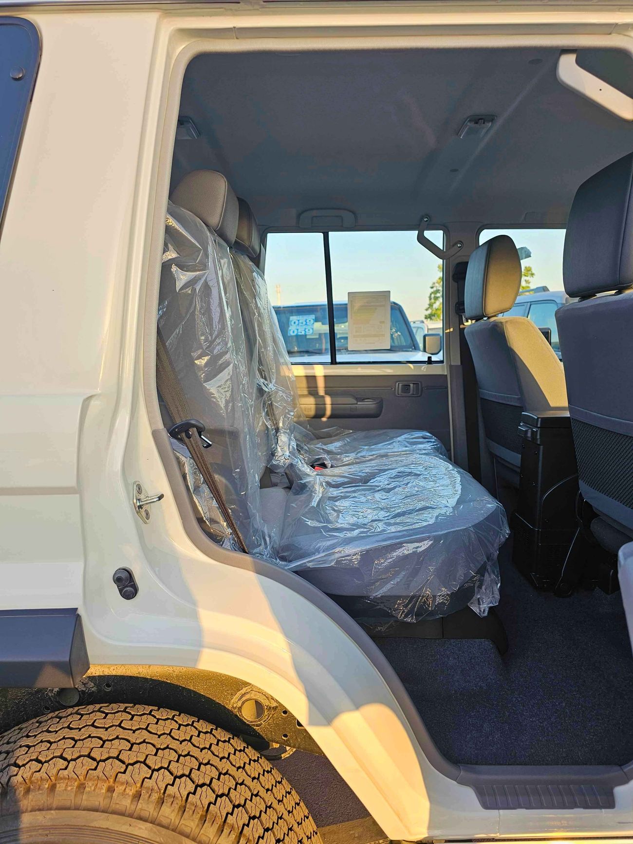 Toyota Land Cruiser 70 LC76 / FULL OPTION / WITH WINCH EURO 4 / M/T / 4.0L V6 PETROL / DIFF LOCK (CODE # LC76)