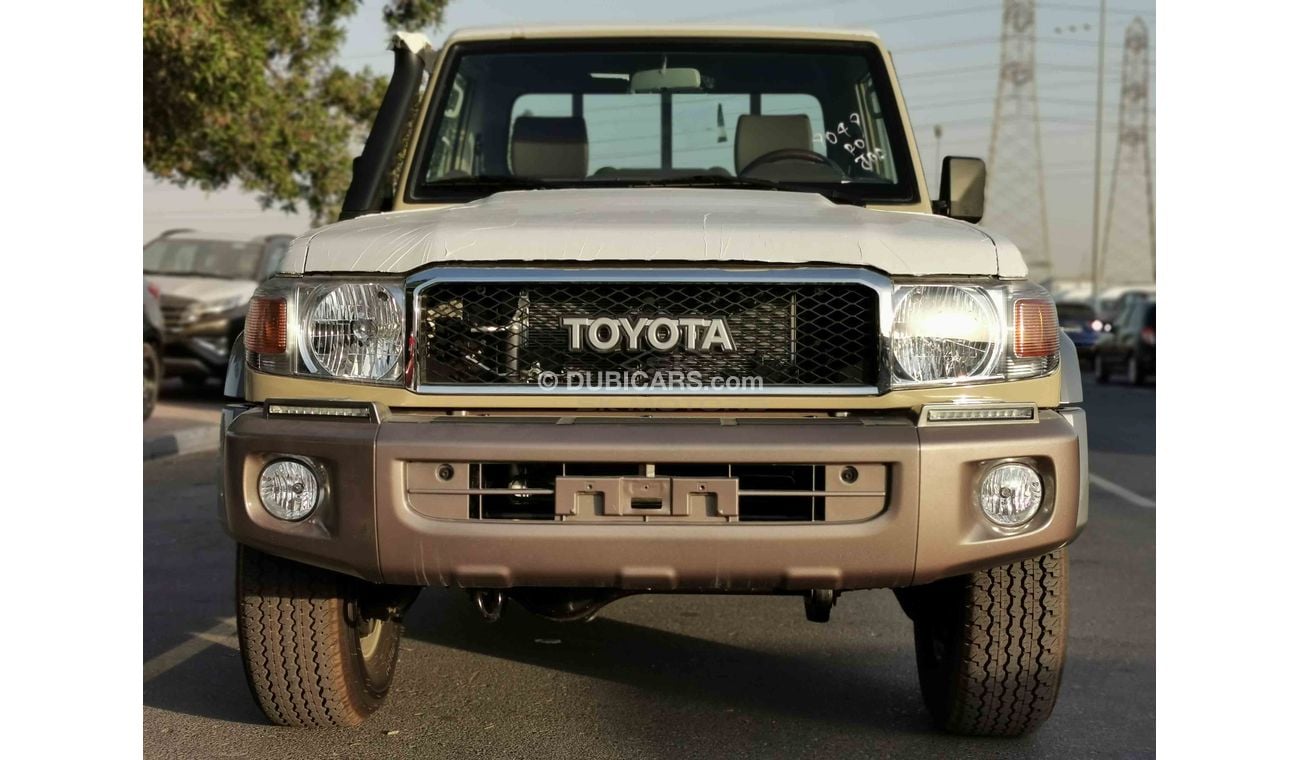 Toyota Land Cruiser Pick Up 4.2L DIESEL, 16" RIMS, MANUAL FRONT A/C, 4WD, SD CARD SLOT (CODE # LCSC04)