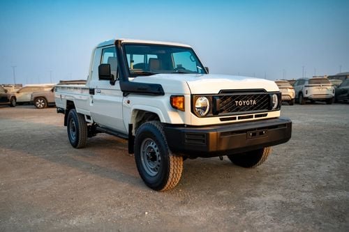 تويوتا لاند كروزر بيك آب 2.8L, 4-cylinder, DOHC, Turbo Diesel . 3 seats . 2 Doors