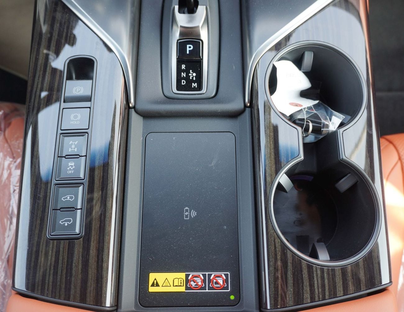 لكزس LX 700h LEXUS-LX700H 3.5L VIP (WIRELESS CHARGER, REAR TV SCREEN, 360 DEGREE CAMERA)