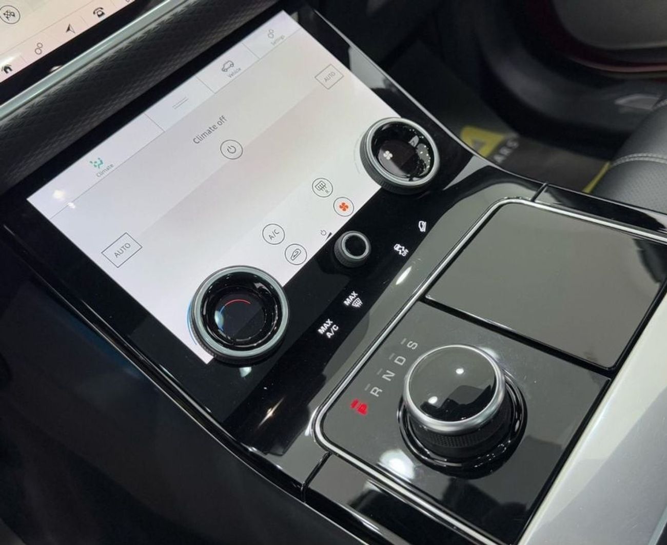 لاند روفر رينج روفر فيلار P250 R-Dynamic SE 2.0L 2020 Range Rover Velar P200 SE R-Dynamic, Sep 2025 Range Rover Warranty, Exce