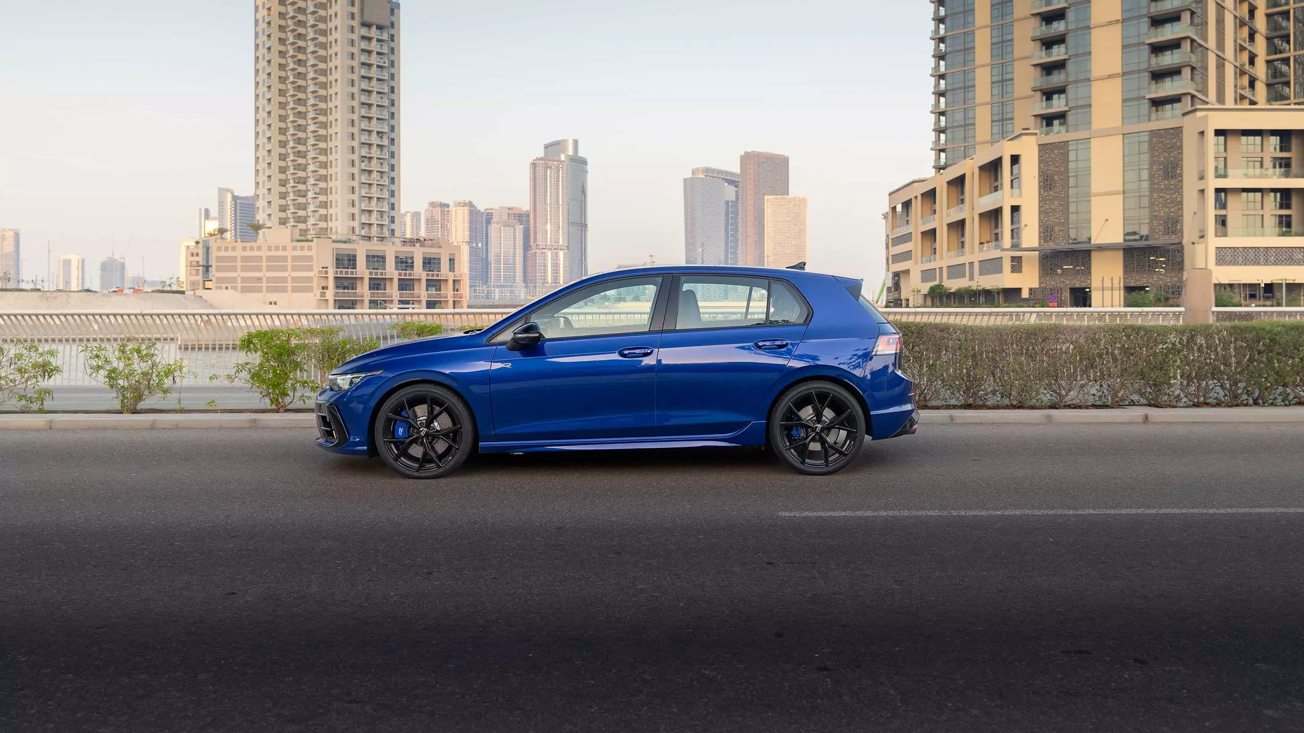 Volkswagen Golf R exterior - Side Profile
