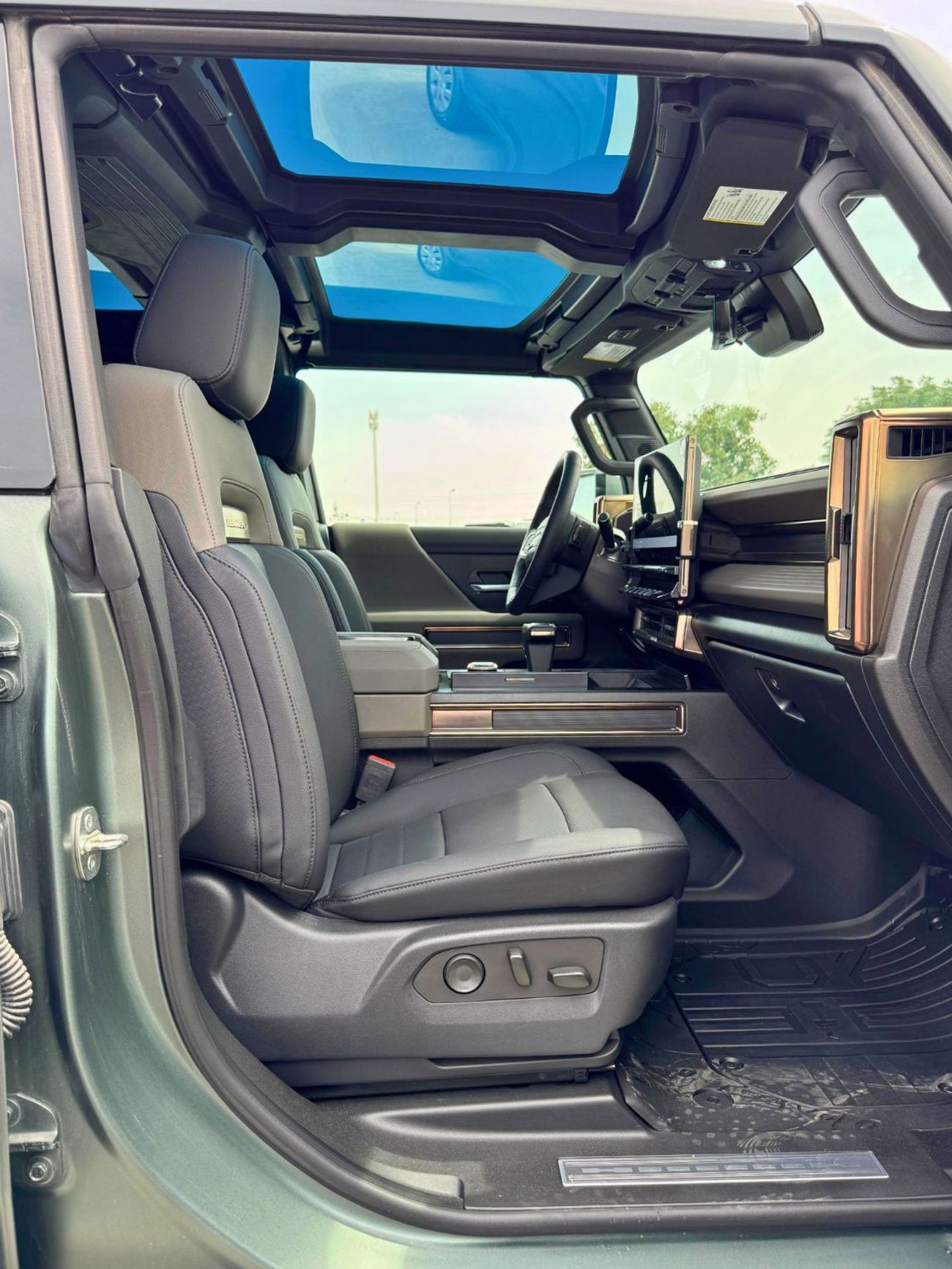 جي أم سي همر EV FIRST EDITION  1.5L DUAL TONE / ELECTRIC / 360* CAMERA / PANORAMIC ROOF (CODE # 69055)