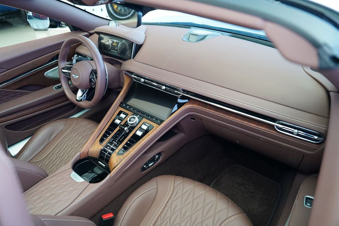 أستون مارتن DB12 VOLANTE