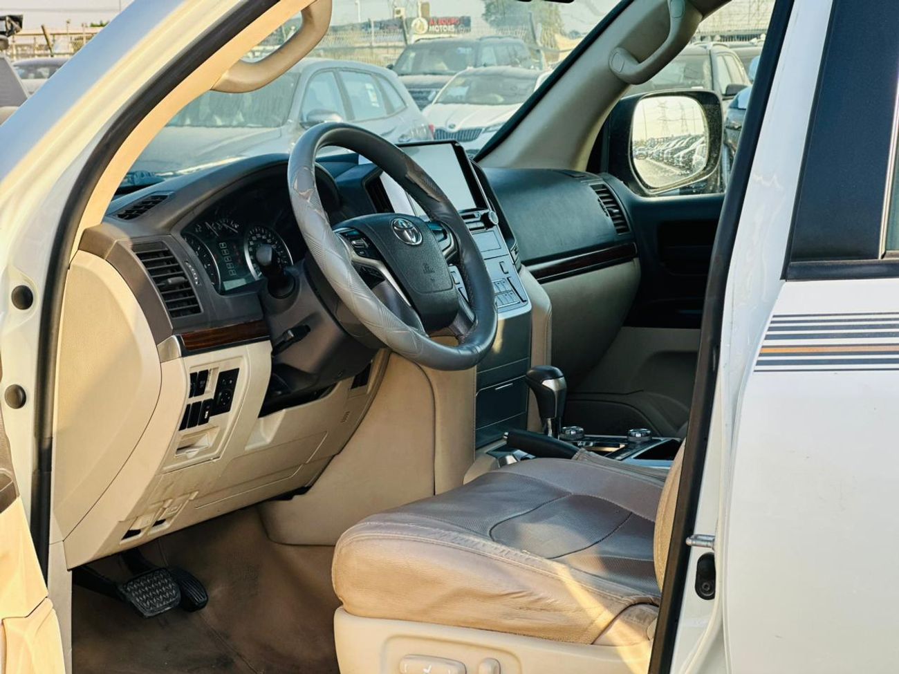 Toyota Land Cruiser VXR+ 5.7L