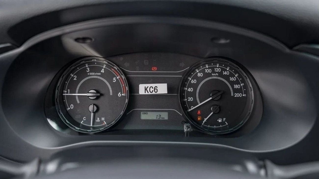 تويوتا هيلوكس Toyota hilux 2.4L diesel mid option p.w MY24 for export only