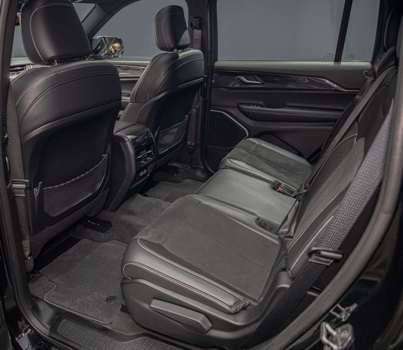 Jeep Grand Cherokee L Altitude 3.6L Apple CarPlay• 7 Seats • Warranty + Service Contract Available • GCC