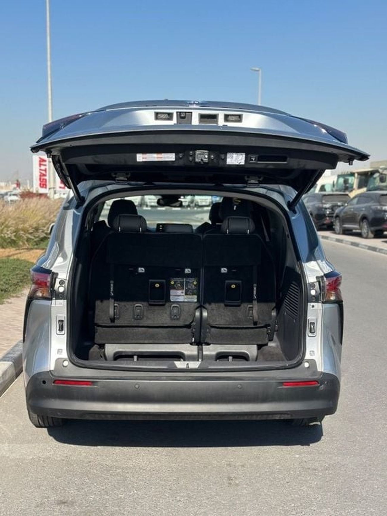 Toyota Sienna Hybrid XLE premium Full Option