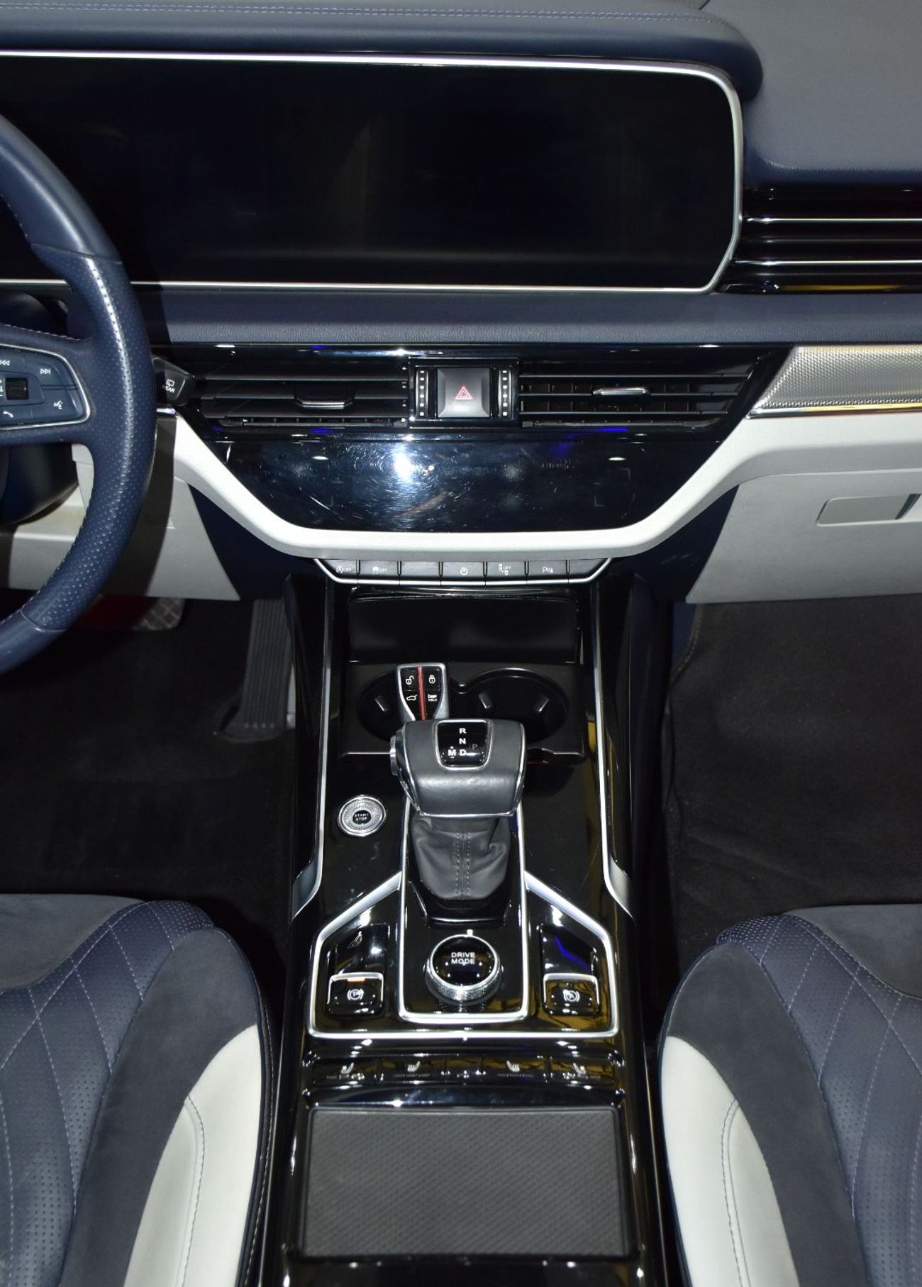 HONGQI HS5 EXCELLENT DEAL for our Hongqi HS5 AWD 40TD ( 2023 Model ) in Black Color GCC Specs