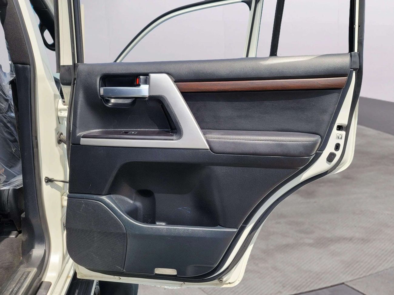 تويوتا لاند كروزر Diesel 4.5L V8 Right Hand Drive (Export Only)