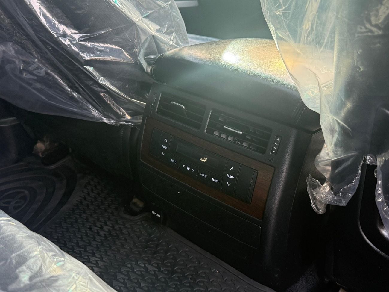 Toyota Land Cruiser 200 Series VX update to Sahara shape