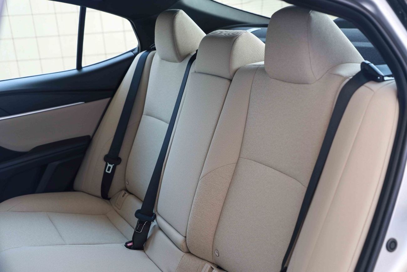 تويوتا كامري LE 2.5 Hybrid - PLATINUM WHITE PEARL inside BEIGE | Export Only