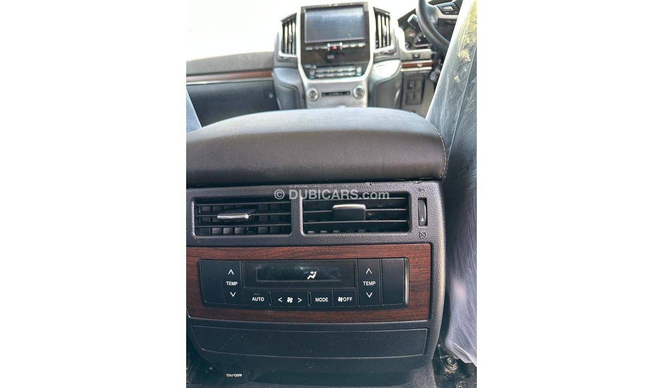 تويوتا لاند كروزر Full option clean car