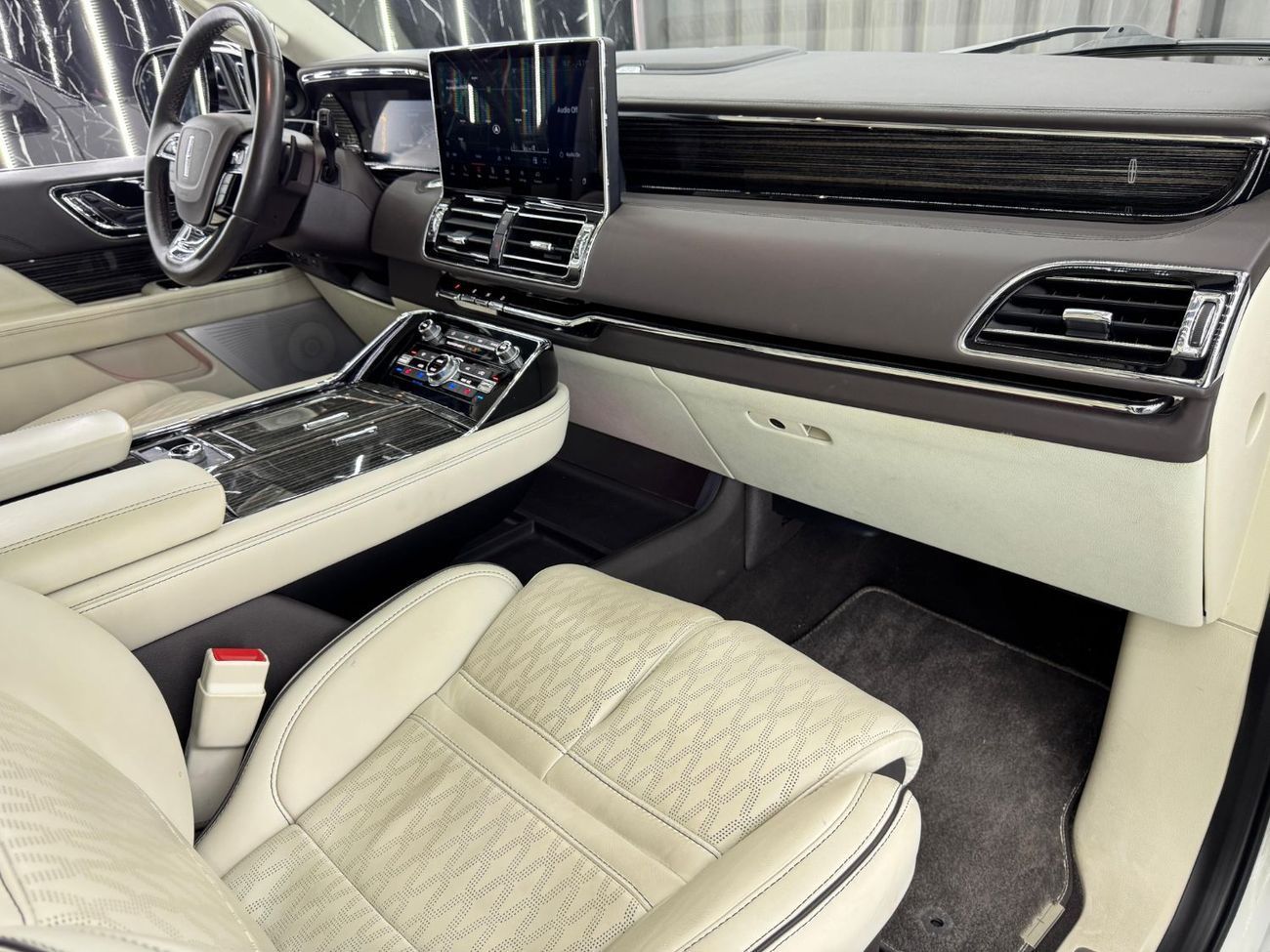 Lincoln Navigator Presidential 3.5L 2023 Lincoln Navigator, 2028 Lincoln Warranty + Service Pack, 7 Seater, GCC