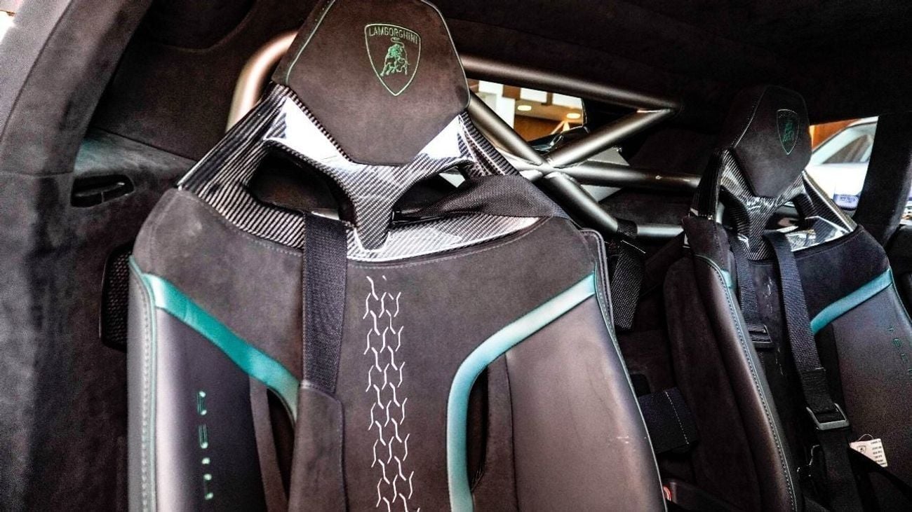 Lamborghini Huracan LAMBORGHINI HURACAN TECNICA - 2023 - 60TH ANNIVERSARY WARRANTY & SERVICE