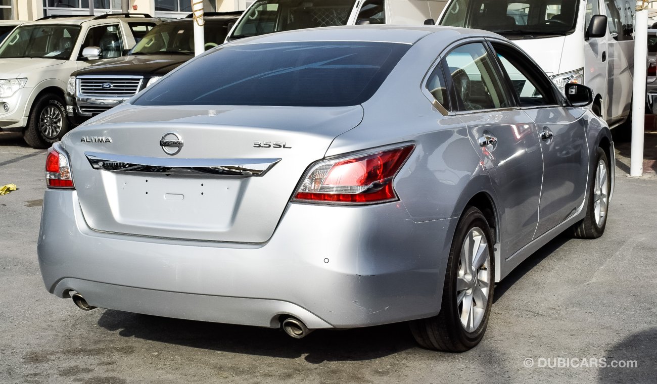 Nissan Altima . GCC specs. FiUll option. Very clean 3.5 SL