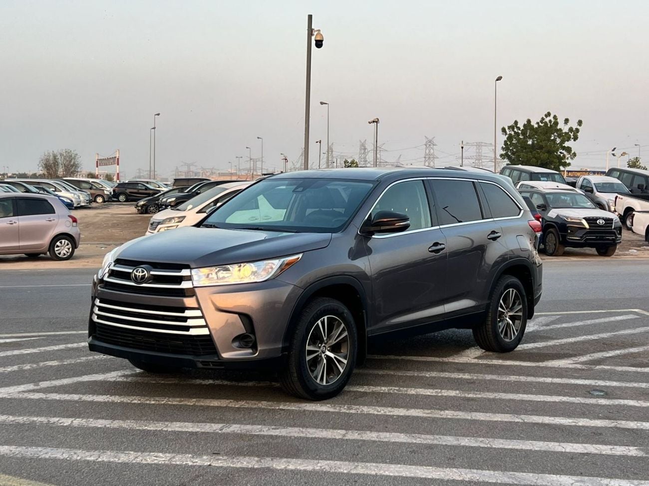 Toyota Highlander LE (NON GCC) 2019 Toyota Highlander 3.5L V6 - AWD 4x4 - Rear Camera - Leather seat 7 -