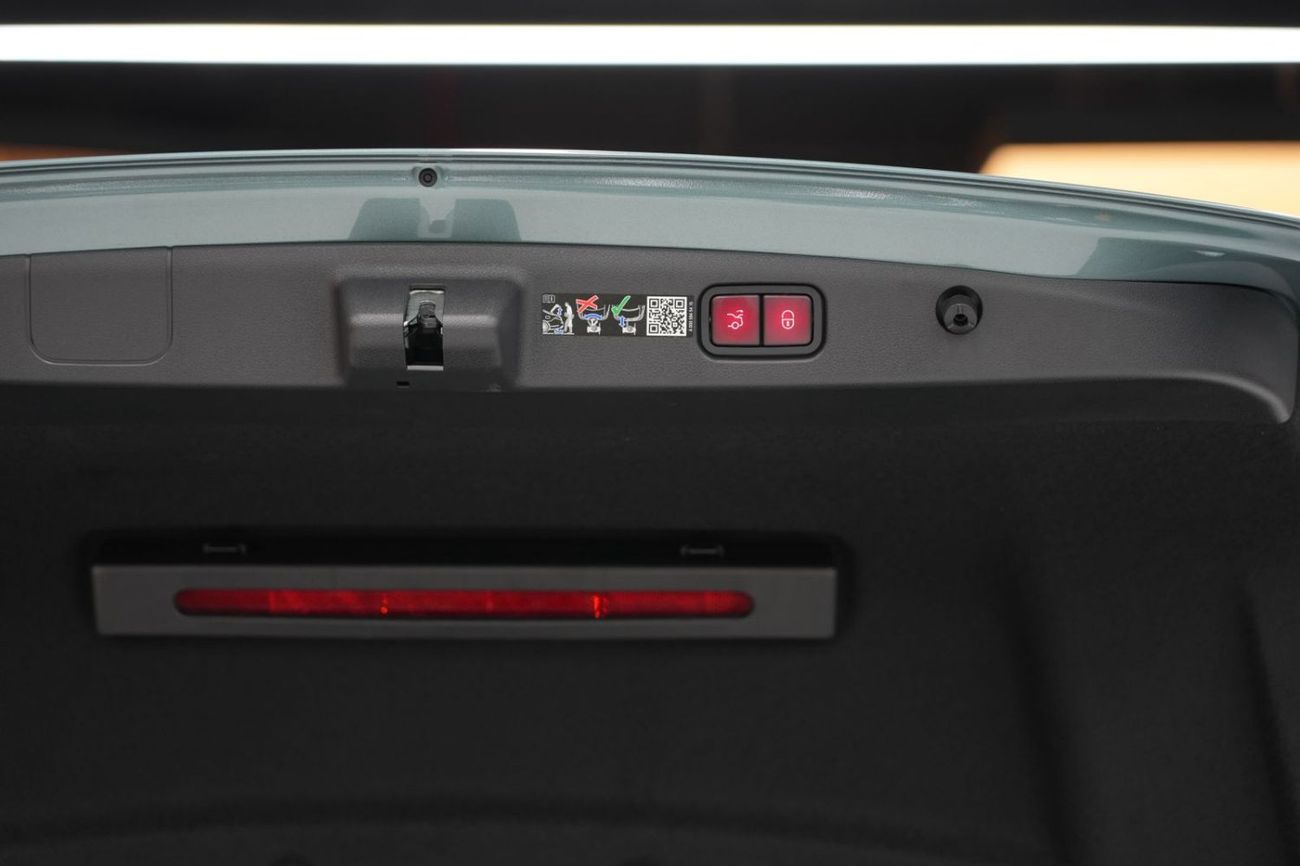 Mercedes-Benz E300 Mercedes-Benz E 300 | 2025 GCC 0km | Agency Warranty | AMG Sports Package | Black Piano Trim