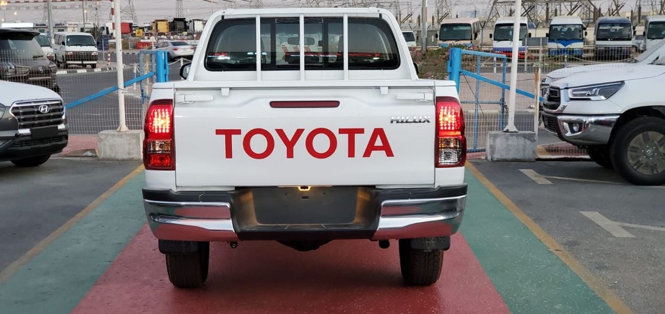 تويوتا هيلوكس double cabin 2.4 Diesel ,,,4X4,,, white color Black interior 2026 Basic option