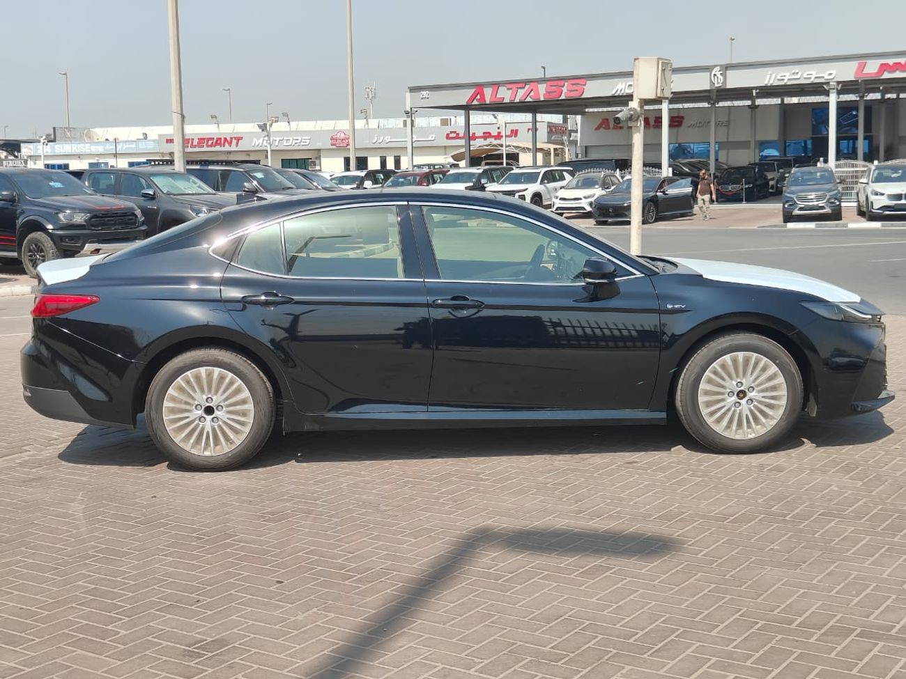 Toyota Camry 2025 Toyota Camry LE with Panoramic Roof 2.5L 4-Cyl Hybrid A/T FWD Export Only