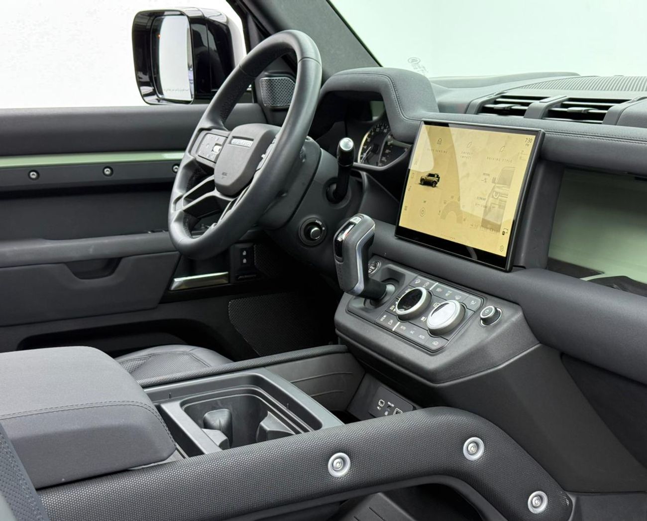 لاند روفر ديفندر 2023 Land Rover Defender P400 110 75th Anniversary, 2028 LR Warranty + Service Pack, Low Km, GCC