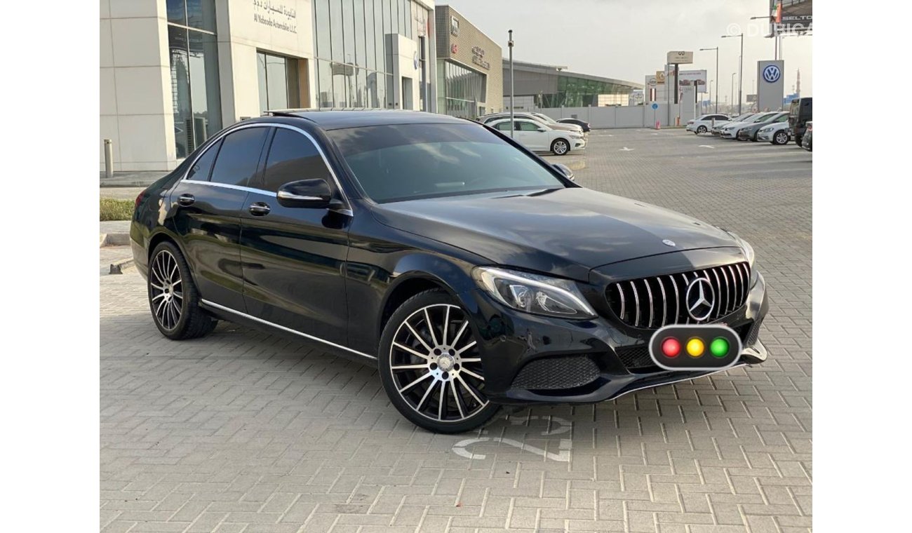 مرسيدس بنز C 300 مرسيدس c300 بحالة جيدة 2015.  رقم 1 وارد