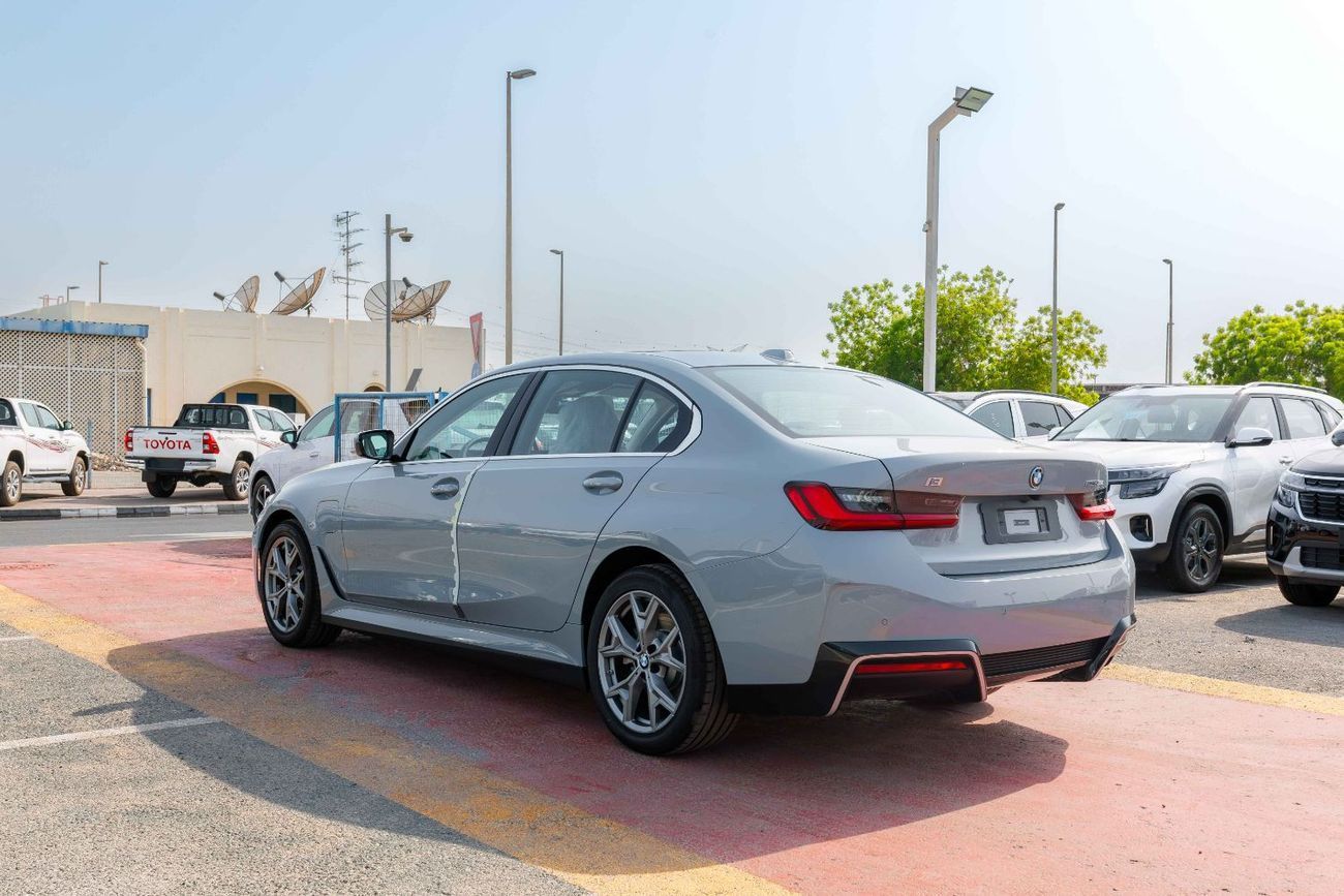 بي أم دبليو i3 2025 BMW i3 eDrive35L – M Power Kit (EV) FOR EXPORT Grey