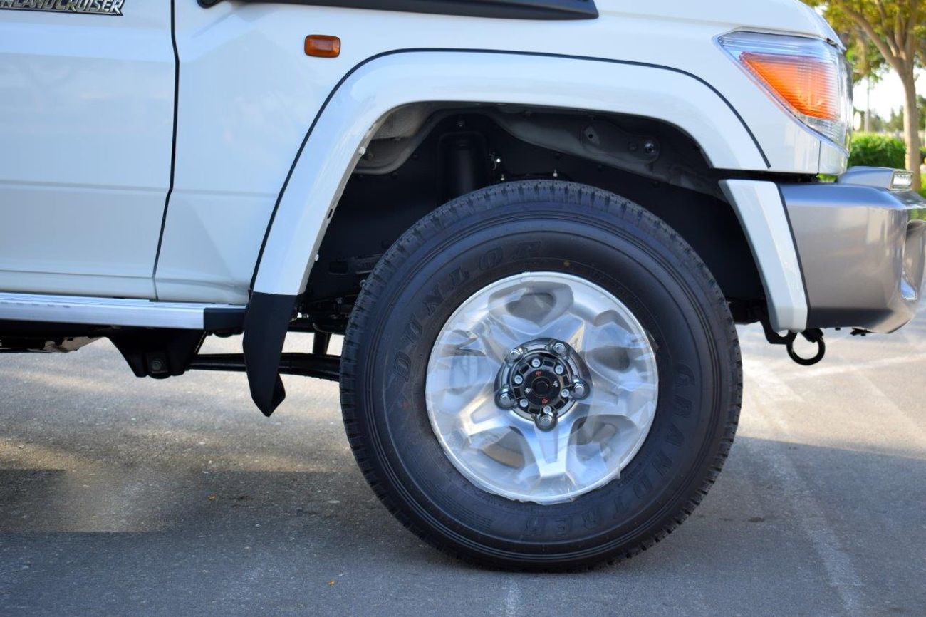 Toyota Land Cruiser Pick Up 79 DOUBLE CAB  LIMITED LX V8 4.5L TURBO DIESEL 5 SEAT MANUAL TRANSMISSION