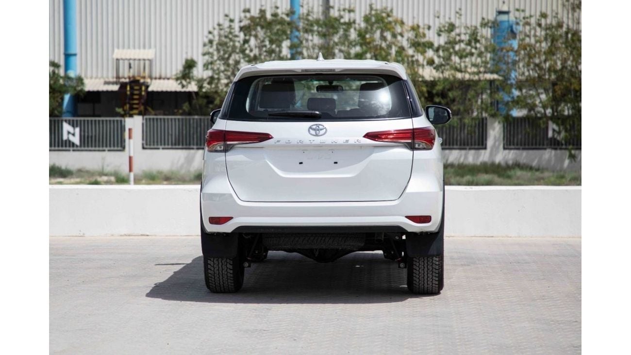 تويوتا فورتونر تويوتا فورتشنر 2024 4X4 2.4 Low - ابيض بلاتيني لؤلؤي من الداخل شامواه