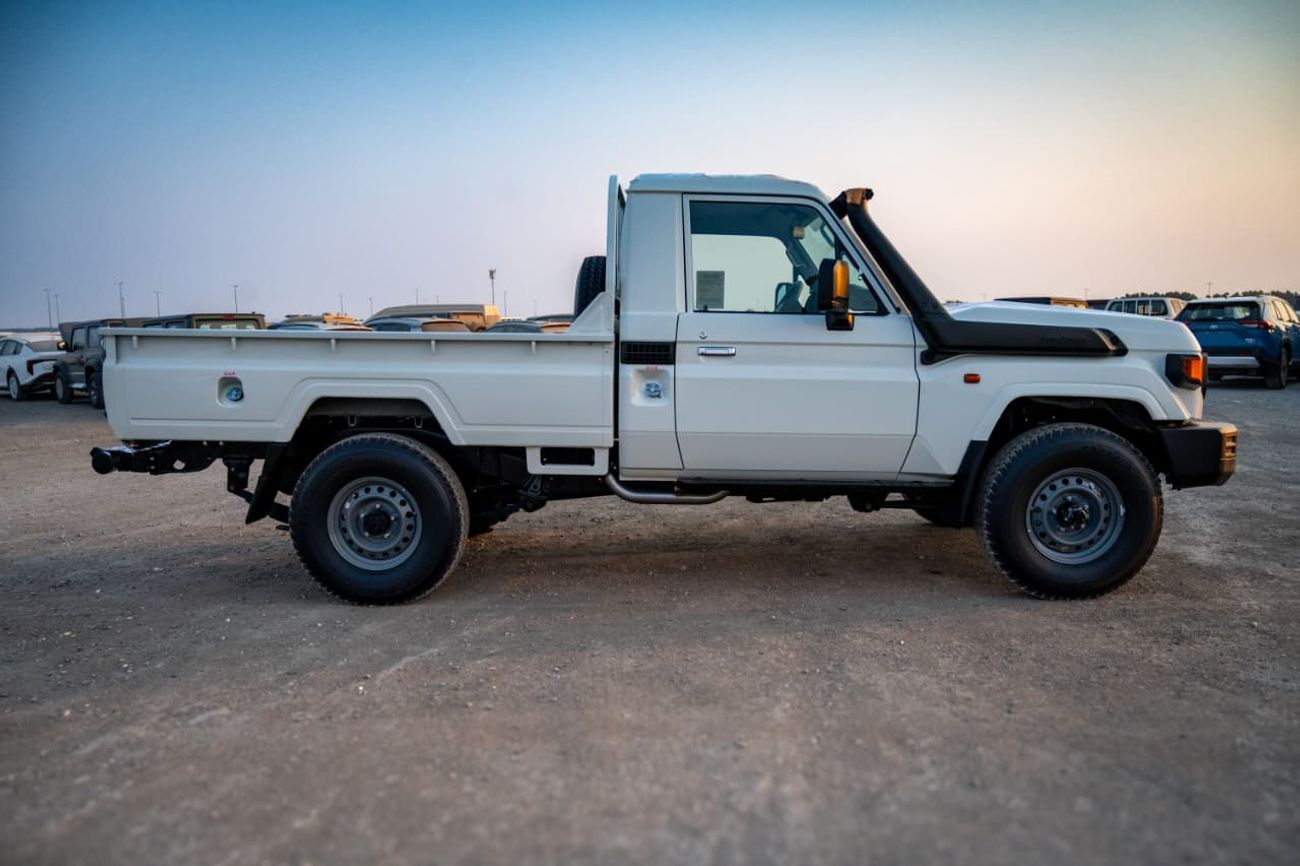 تويوتا لاند كروزر بيك آب 2.8L, 4-cylinder, DOHC, Turbo Diesel . 3 seats . 2 Doors