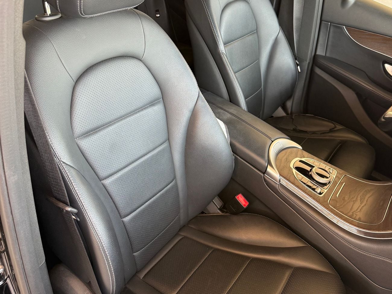 مرسيدس بنز GLC 300 E 4MATIC PREMIUM