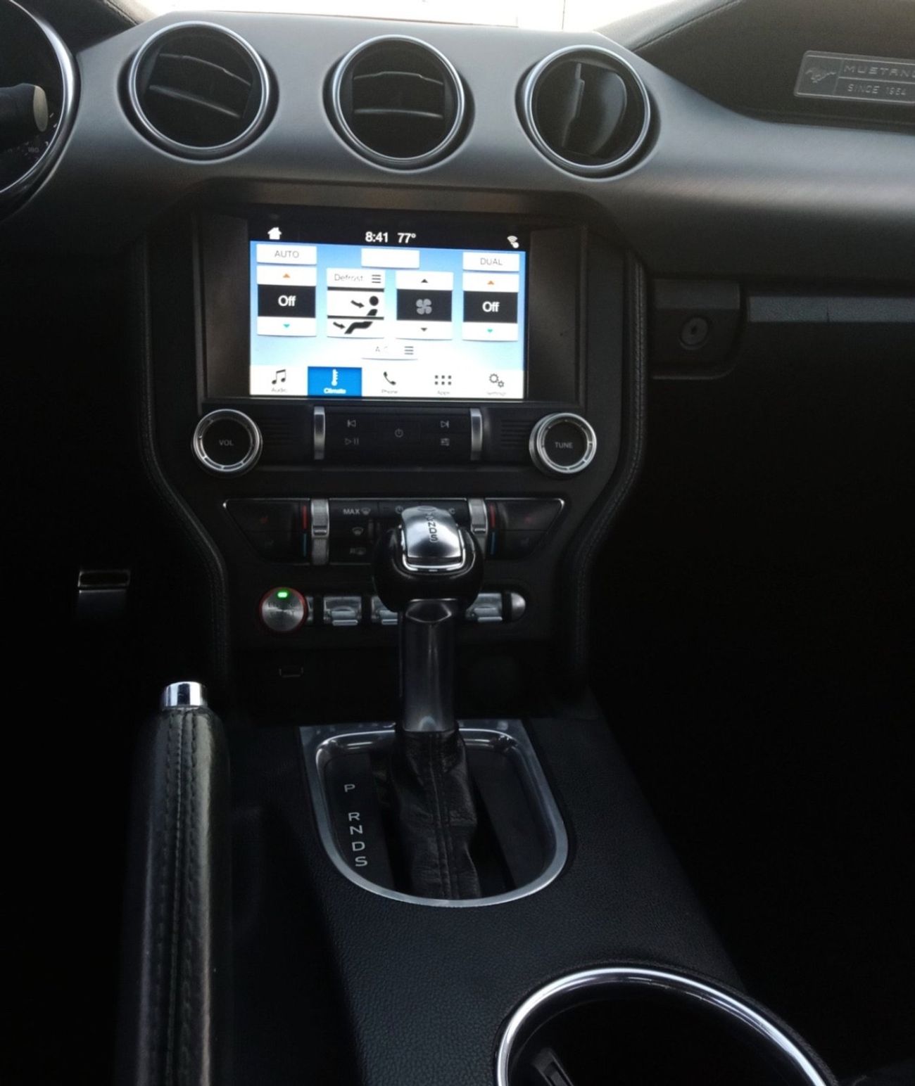 Ford Mustang Ford mustang ecoboost convertible V4  Body kit GT Model 2019 Price: 68000 Dhs Mileage: 44000 Mi Spec