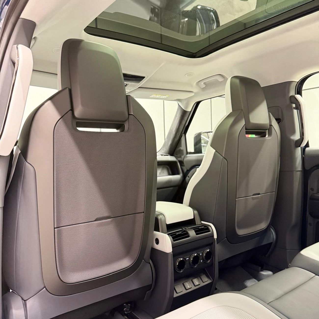 لاند روفر ديفندر OCTA P635 | GCC Specs | 5 years warranty and service