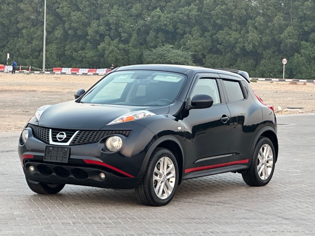 نيسان جوك موديل 2013 حاله ممتازه من الداخل و الخارج فل مواصفات فتحه وجلد ومثبت سرعه وتحكم كهربي كامل