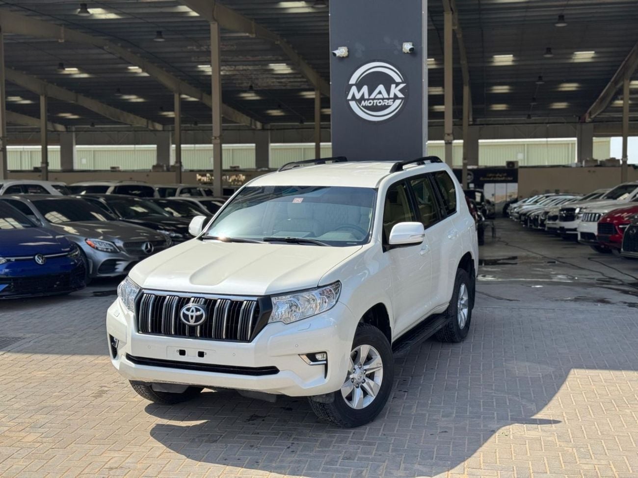 تويوتا برادو V6 4.0L / GCC / 4X4 / BIG SCREEN / FRIDGE / 7 SEATER / IN PERFECT CONDITION