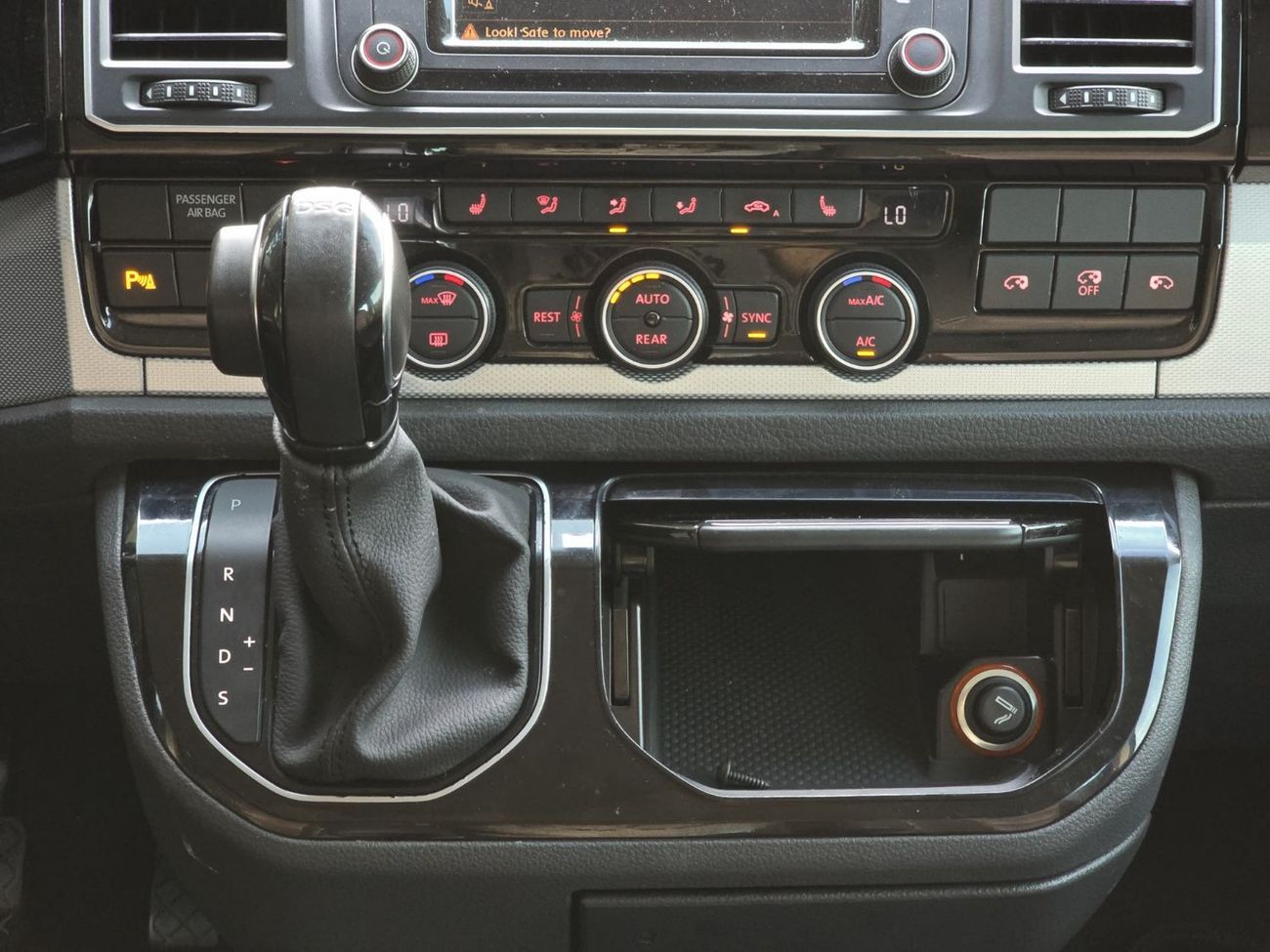 Volkswagen Multivan Hihgline 2.0L MULTIVAN HIGHLINE 2016 GCC FULL OPITION // PERFECT CONDITION