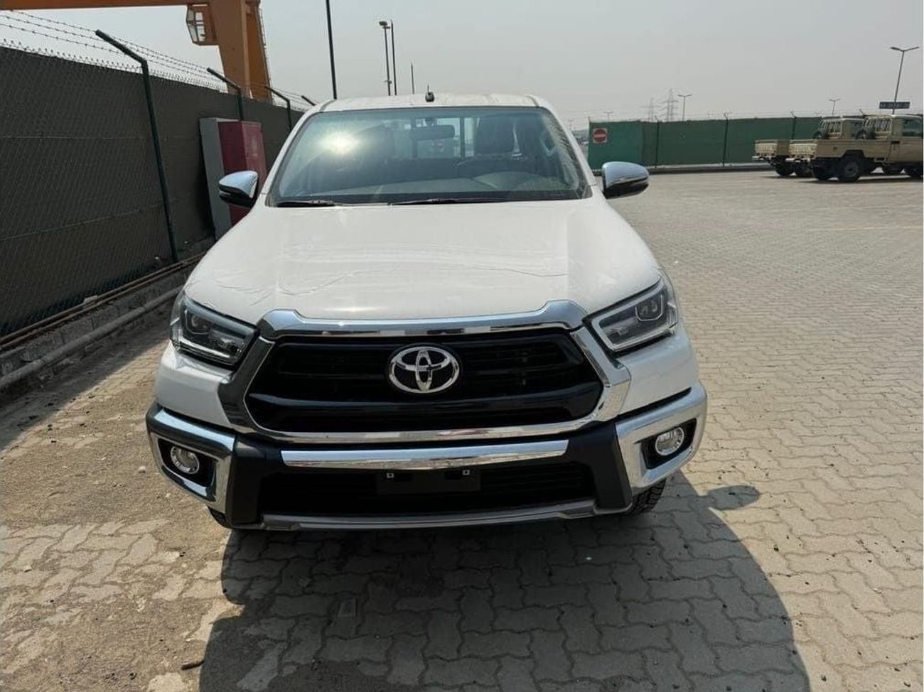 تويوتا هيلوكس Toyota Hilux 2.7L Petrol AT Full Option With Bush Start MY2025