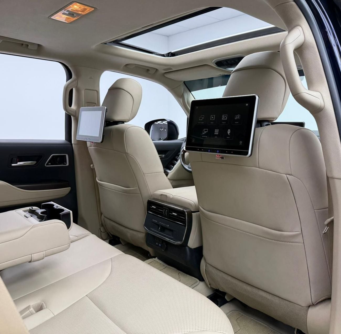 Toyota Land Cruiser 2023 Toyota Land Cruiser GXR, 2028 Toyota Warranty, Full Toyota Service History, Very Low Km, GCC