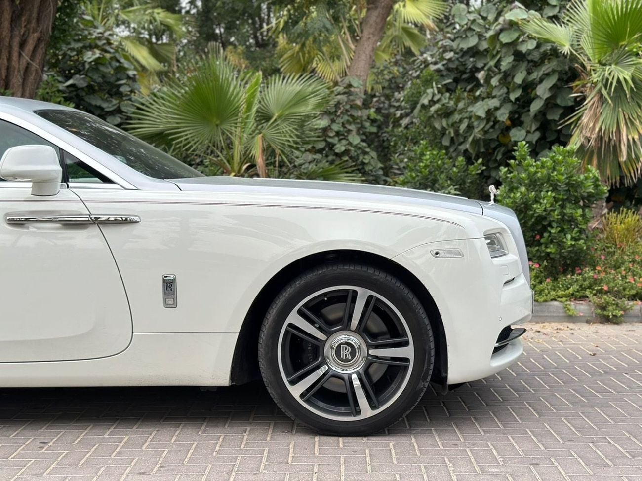 رولز رويس واريث 2015 Rolls Royce Wraith | GCC Specs | 6.6L V12 | 624 HP | 66k KM | WHITE/RED | Starlight Headliner |