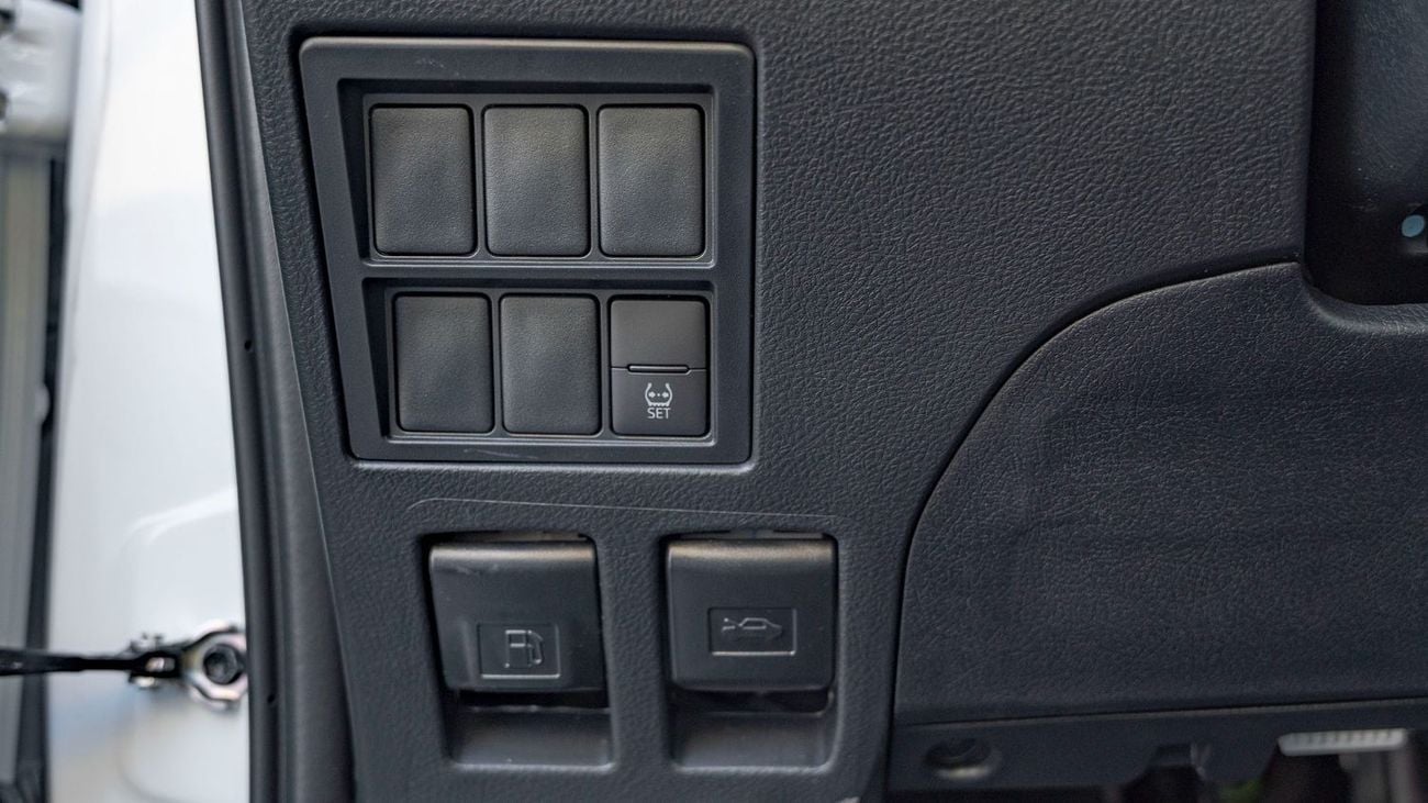 تويوتا هيلوكس 2025 Toyota Hilux DC 2.7L Petrol MT - Black Interior