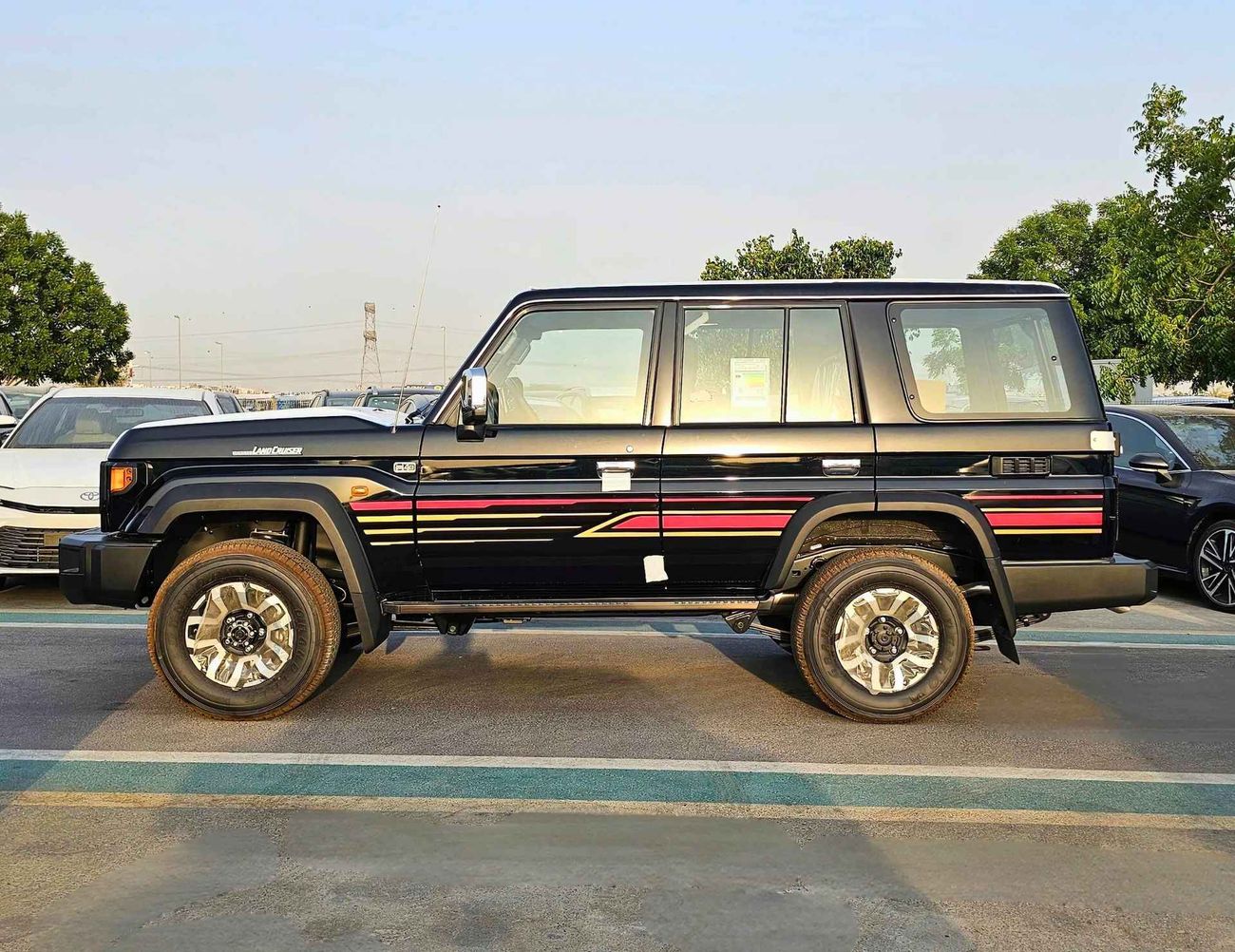 Toyota Land Cruiser 70 LC76  / A/T / 2.8L V4 DIESEL / WINCH SNORKEL / DVD CAMERA / HIGH OPTION / CODE # LX-Z