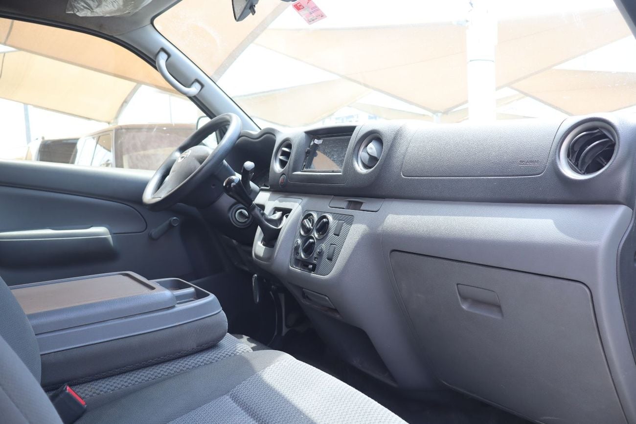 Nissan Urvan STD