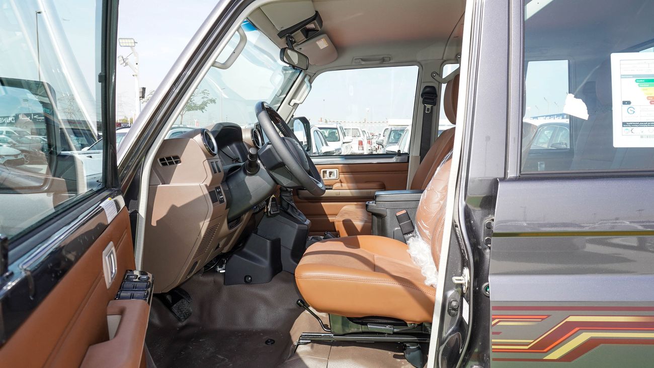 تويوتا لاند كروزر بيك آب LX 4.0L V6 A/T