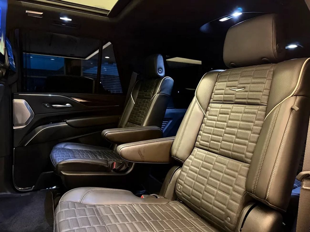 Cadillac Escalade SPORT PLATINUM - Japanese Specs - Brand