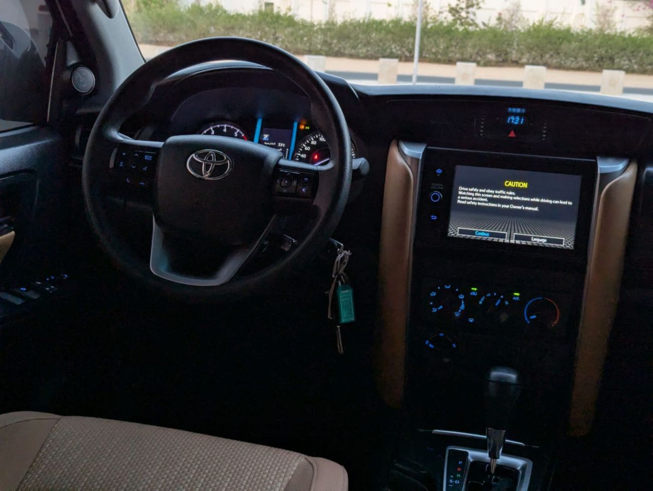 تويوتا فورتونر Toyota Fortuner 2021 white colour LHD Gcc specs 4x4 Petro engine