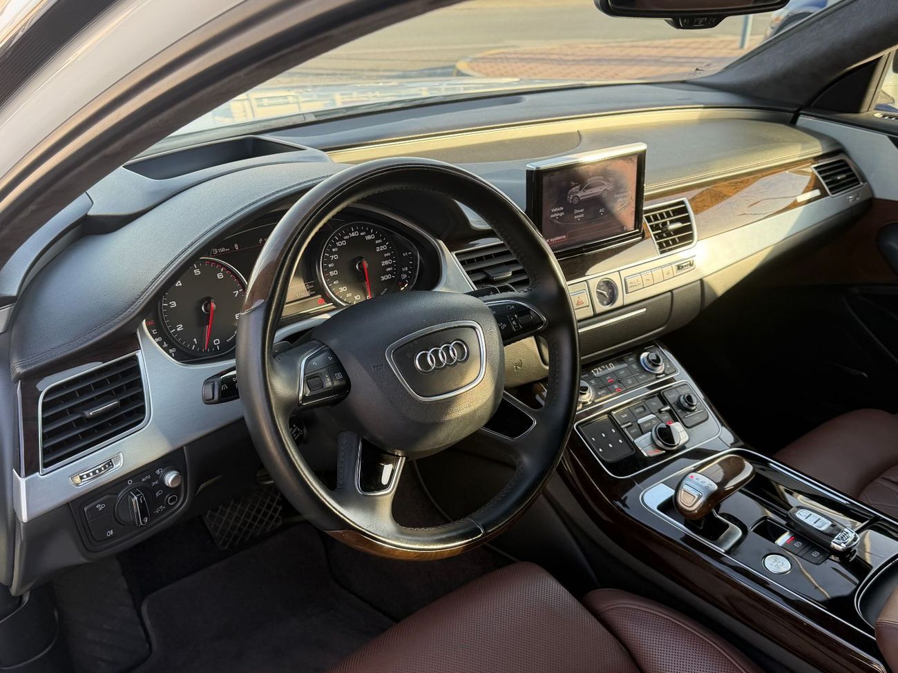 Audi A8 L 60 TFSI quattro 4.0L (454 HP)