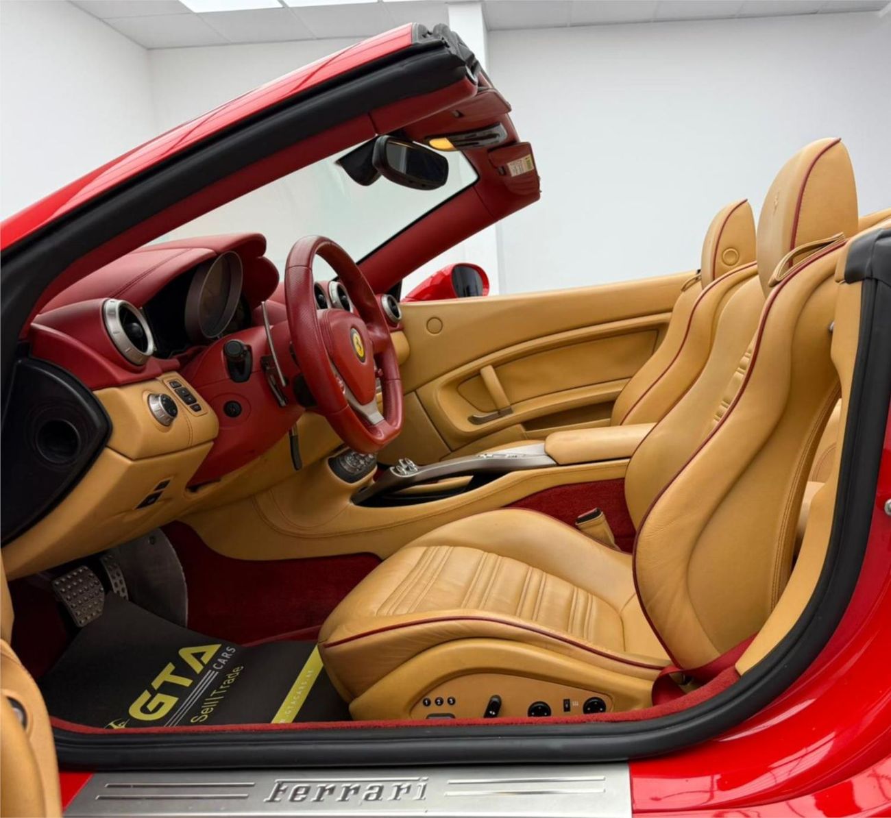 Ferrari California Std 4.3L (460 HP) 2013 Ferrari California, Ferrari Full Service History, Excellent Condition, GCC