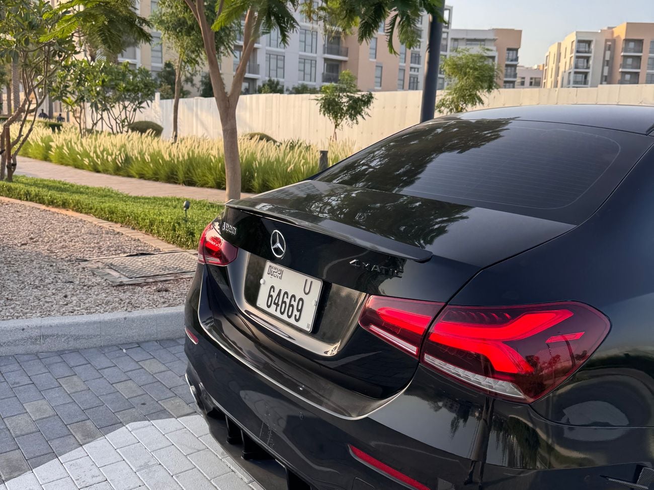 مرسيدس بنز A 220 188-hp turbocharged 2.0-liter 4-cylinder