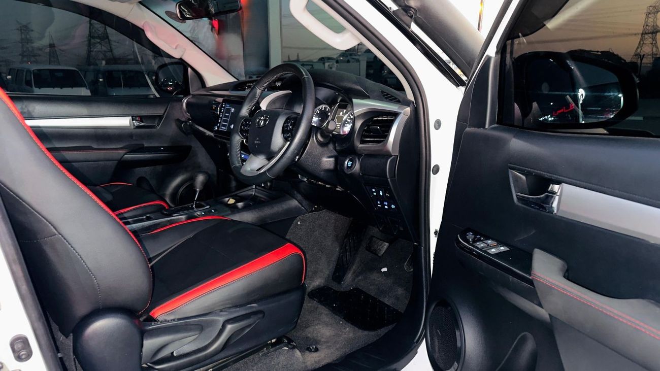 تويوتا هيلوكس SMART CAB | PREMIUM BULL BAR INSTALLED | RHD | 2023 | 2.8L DIESEL ENGINE | AUTOMATIC  | PUSH START E